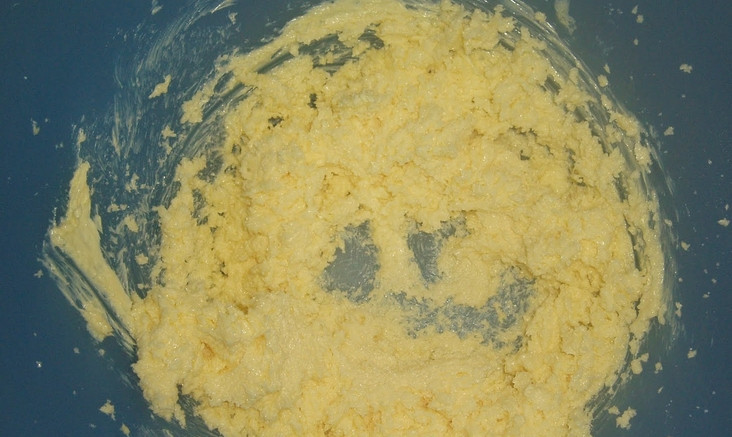 1. Этап. Кекс с цедрой: Мягкое масло взбиваем с сахаром.