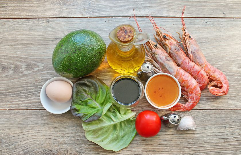 1. Этап. Салат с авокадо и лангустинами: Подготовьте все необходимые ингредиенты.