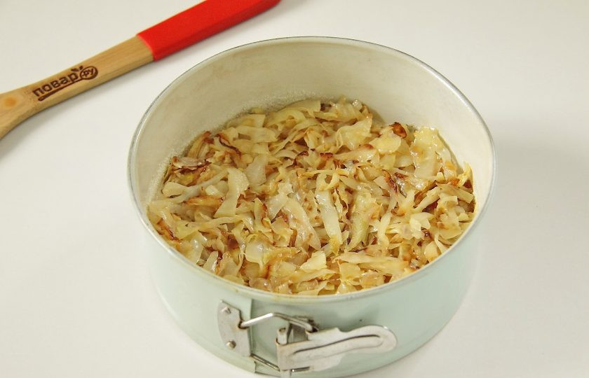 1. Этап. ПП пирог с капустой: Сверху равномерно распределите начинку.