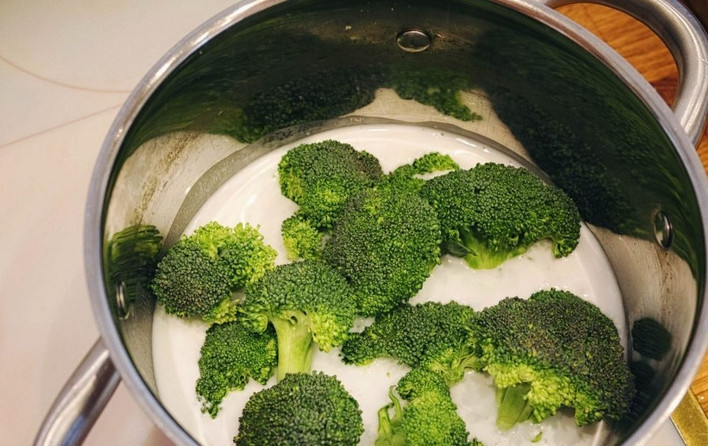 1. Этап. Брокколи в сырном соусе: Брокколи промойте и отварите в небольшом количестве кипящей воды. Варить нужно примерно 5-6 минут.