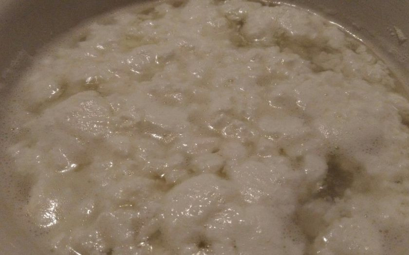 1. Этап. Домашний творожок из кефира 2,5%: 3. Когда масса станет такой консистенции, творог можно отцеживать. У меня с 0,5л кефира 2,5% получилось 300 мл сыворотки, а остальное — творожок.