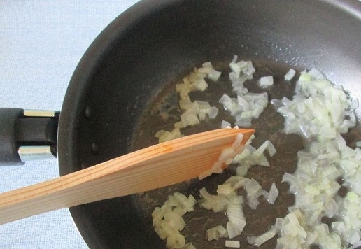 1. Этап. Сливочное масло с сардинами: Готовить до мягкости лука.