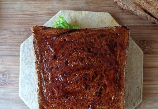 1. Этап. Большой сэндвич для всей семьи: Второй подсушенный тост смазываем с обеих сторон соусом барбекю, кладём следующим слоем.