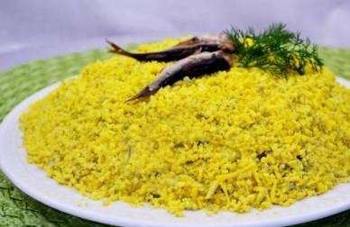 1. Этап. Шпротный салат: И посыпаем измельченными яичными желтками. Украшаем салат оставленными рыбками и веточкой зелени. Ставим в холодильник минимум на час.