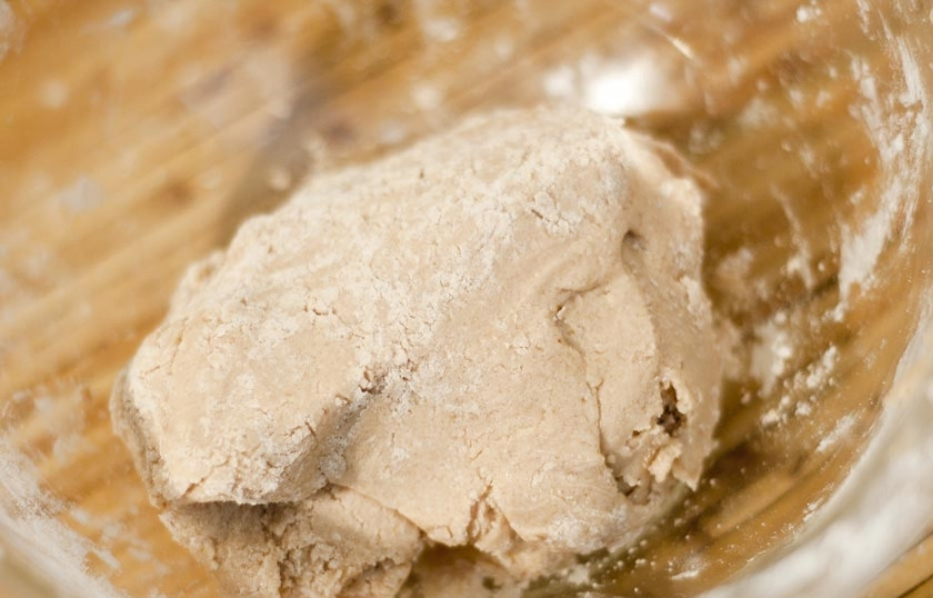 1. Этап. Печенье без глютена: Затем смешайте все ингредиенты в одной чашке, залейте соевым молоком. Замесите тесто.