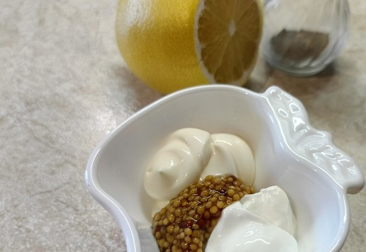 1. Этап. Салат Старый Мюнхен: Сначала приготовить заправку для салата. Смешать майонез и сметану. Добавить горчицу и сок лимона.