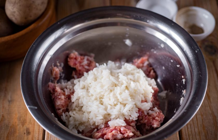 1. Этап. Картофель, фаршированный с рисом: Добавьте к мясной массе подготовленный рис.
