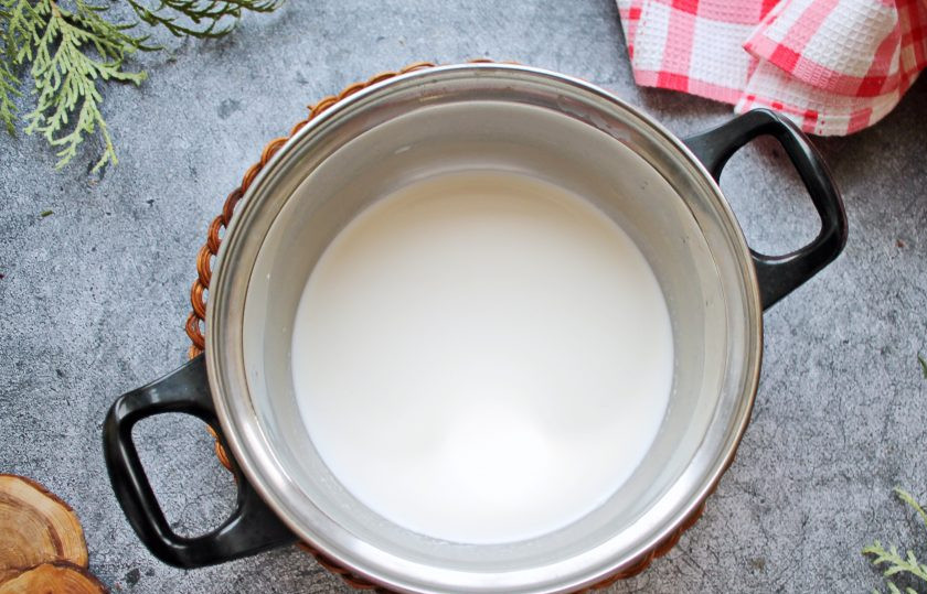 1. Этап. Соус из сухих сливок: Молоко смешайте с сухими сливками до однородности. Поставьте кастрюлю на средний огонь и доведите до кипения.