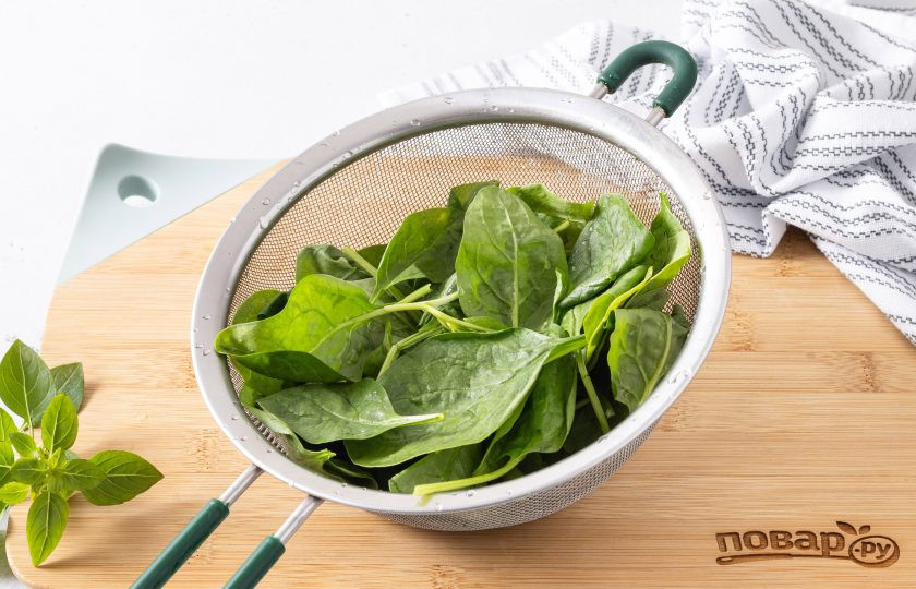 1. Этап. Холодный суп из авокадо: Шпинат промойте, откиньте на сито и дайте стечь воде. Переберите и слегка обсушите, можно также удалить длинные хвостики у листьев.