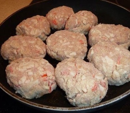 1. Stage. Cutlets with crab sticks: Form cutlets from the resulting minced meat, roll them in flour and fry in vegetable oil on both sides until golden, about 15 minutes on each side.