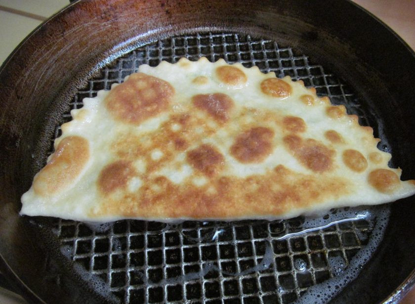 1. Этап. Лепешки на простокваше с творогом и зеленью: Перевернуть — и можно убавить огонь и жарить вторую сторону под крышкой. Можно без крышки.