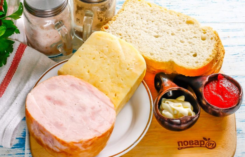 1. Этап. Бутерброды с ветчиной и сыром: Подготовьте указанные ингредиенты.