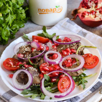 Салат с куриной печенью и гранатом