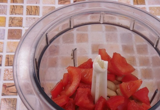 1. Этап. Рыбно-фасолевый паштет с оливками: На кожице помидоров сделать крестообразный надрез, опустить в кипяток на несколько секунд. Кожицу снять. Помидоры разрезать напополам, вычистить семена и жидкость. Мякоть крупно порубить и выложить к рыбе и фасоли.