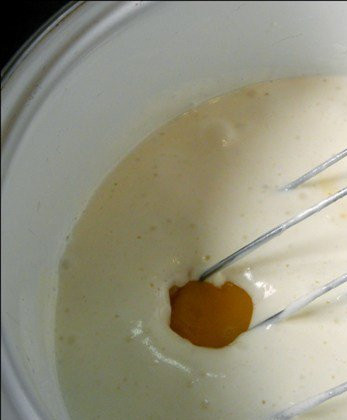 1. Этап. Торт исключительный: 1. При помощи миксера взобьём до пышной пены отделённые от желтков яичные белки. Как только белки достигнут нужной густоты и объёма, понемногу, в несколько приёмов, добавляем сахарную пудру. Потом вводим желтки, не прекращая взбивания.