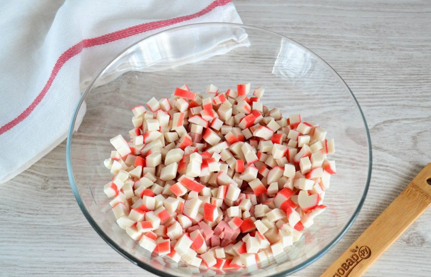 1. Этап. Крабовый салат с колбасой: Мелким кубиком нарежьте крабовые палочки.