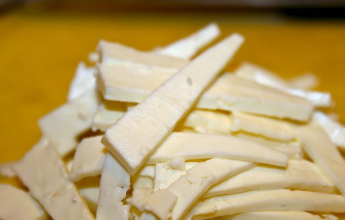 1. Этап. Баранина с макаронами: Брынзу нарезаем тоненькими продолговатыми ломтиками. Сыр можно в принципе взять и другой, но с брынзой получается гораздо вкуснее.