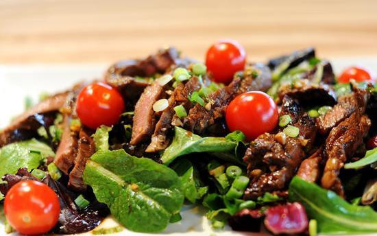 1. Этап. Горячий салат с говядиной: Добавить лук и черри для украшения. Приятного аппетита!