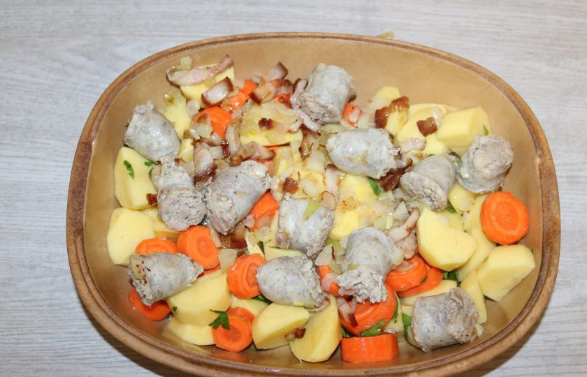 1. Этап. Коддл: Сверху выложите обжаренный бекон с луком и колбасками.