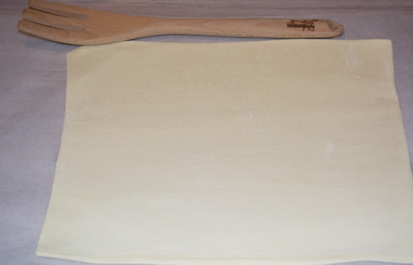 1. Этап. Пирог Походный: Раскатайте тесто на бумаге в пласт. Старайтесь катать тесто в одном направлении, тогда оно не утратит своей формы и будет одинаково равным со всех сторон.