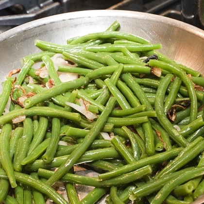 1. Этап. Фасоль стручковая жареная: 8. К луку добавьте стручковую фасоль и, помешивая, жарьте в течение 2-3 минут.