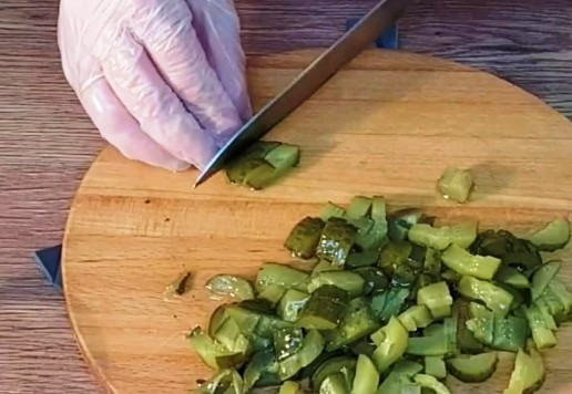 1. Этап. Мясные «Рассольники»: 4. Подготовим начинку. Маринованные огурцы (2 шт) мелко нарезаем.