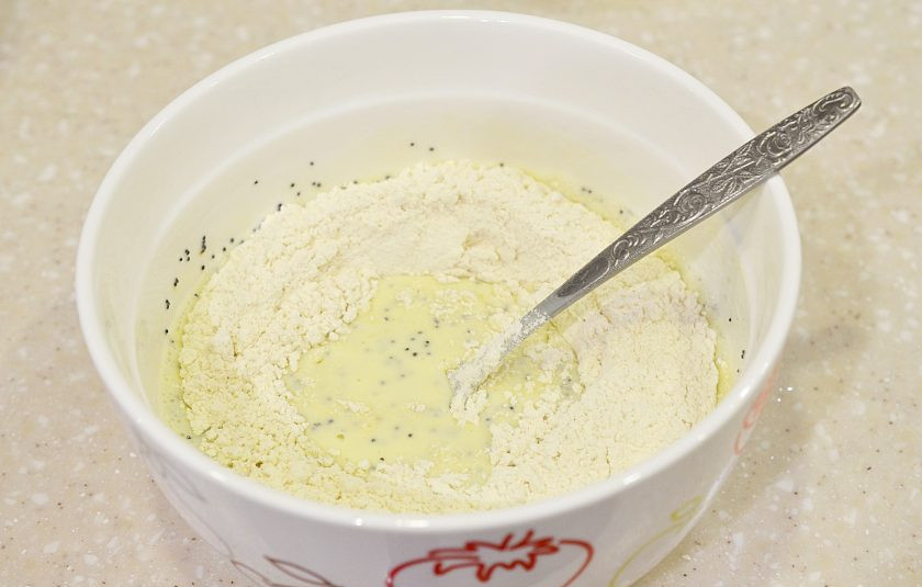 1. Этап. Тонкие блины с маком: Просейте муку.