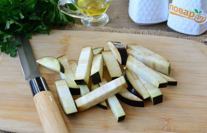 1. Этап. Салат из свеклы и баклажанов: Баклажаны нарежьте брусочками.