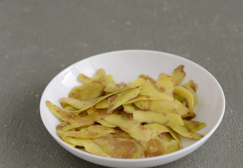 1. Этап. Чипсы из картофельных очисток: Картошку хорошо помойте и обсушите. Удалите все видимые дефекты кожуры. Очистите картошку и отложите очистки.