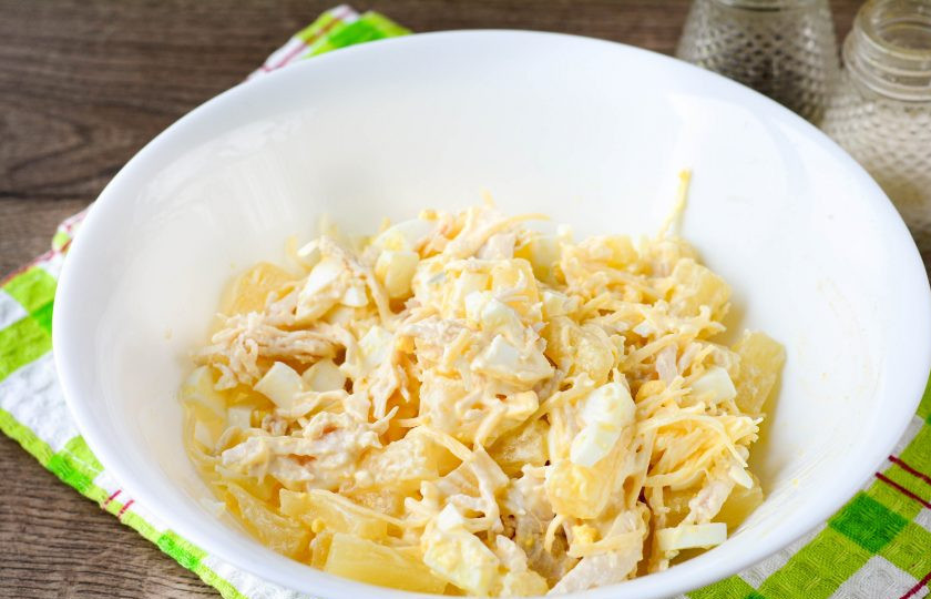 1. Этап. Салат Гавайский с курицей: Салат перемешайте и подавайте к столу.