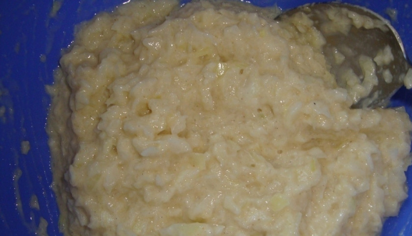 1. Этап. Котлеты из лука: В блендере измельчите лук, добавьте к нему яйца, муку и специи. Хорошенько перемешайте, масса должна быть густой, это очень важно. Можно еще добавить луку, если слишком водянисто получается.