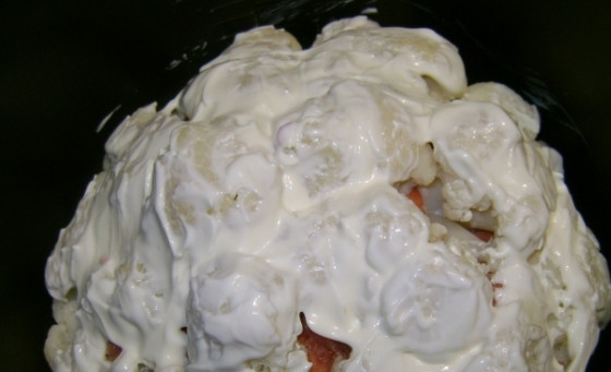 1. Этап. Мясо с цветной капустой в мультиварке: 4. Смазываем все майонезом, посыпаем сыром и отправляем в мультиварку. Выставляем режим 