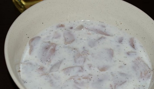 1. Этап. Куриное филе в кефире на сковороде: 5. Оставьте мариноваться.