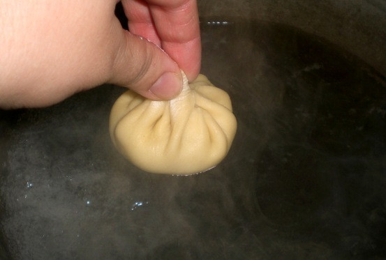 1. Этап. Хинкали с мясом: Когда все хинкали слеплены, наливаем в кастрюлю воду, солим ее, добавляем в кастрюлю лавровый лист и ставим ее на огонь. В кипящую воду выкладываем по одному хинкали.