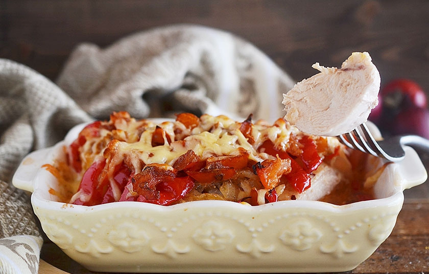 1. Этап. Курица Пикассо: 13. Накройте фольгой и запекайте в разогретой до 180 градусов духовке минут 35. Затем снимите фольгу, посыпьте тертым сыром и запекайте ещё минут 10. Приятного аппетита!