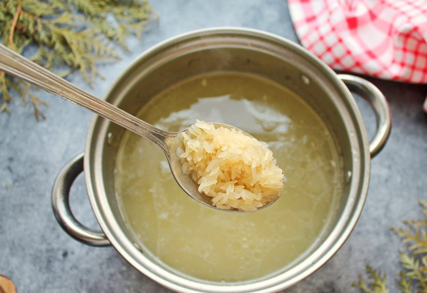 1. Этап. Харчо с гранатовым соком: Из бульона достаньте баранину, а бульон процедите. Бульон доведите до кипения, посолите и добавьте промытый рис. Варите все на среднем огне в течение 12 минут, перемешав.