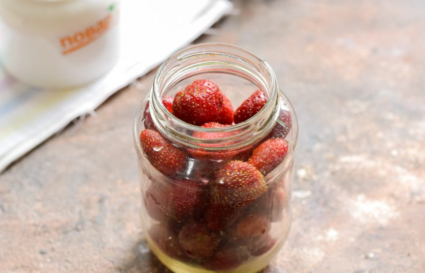 1. Этап. Маринованная клубника: Банку (400 грамм) для заготовки тщательно вымойте с пищевой содой, после ополосните хорошо под теплой проточной водой. Стерилизуйте банку и крышку удобным способом – над паром, в духовке или микроволновке. Переложите клубнику в банку.