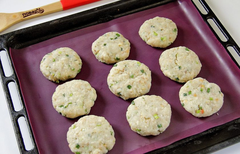 1. Этап. Рыбные оладьи: Сформируйте из фарша оладушки и выложите их на противень, застеленный пергаментом или силиконовым ковриком. Выпекайте при 180 градусах около 30 минут.