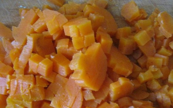 1. Этап. Винегрет с грибами: Морковь так же нарезаем на небольшие кубики со стороной 1-1,5 сантиметра.