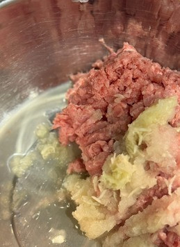 1. Этап. Кебаб в аэрогриле: Выдавить чеснок