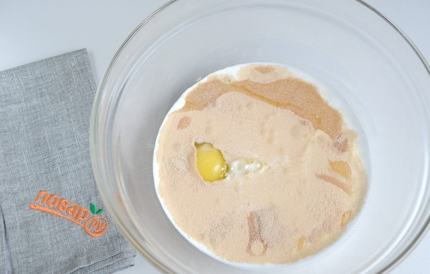 1. Этап. Хлеб с маком: 1. Соедините сначала жидкие продукты: теплое молоко, теплую воду, яйцо, сливочное топленное масло, растительное масло, яйцо. Положите соль, сахар и дрожжи. Перемешайте хорошо, оставьте минут на 10.