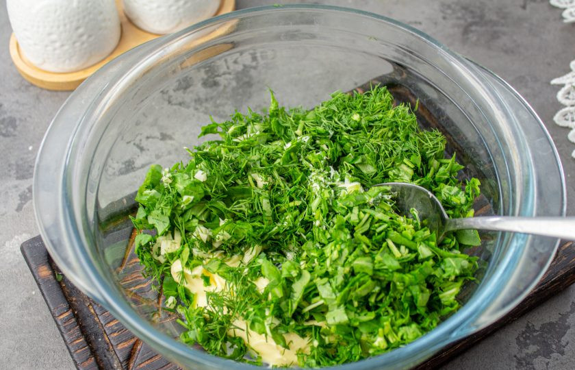 1. Этап. Зеленое масло с рукколой: Зелень и чеснок добавьте к мягкому сливочному маслу.