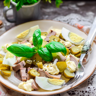 Салат с языком и маринованным луком