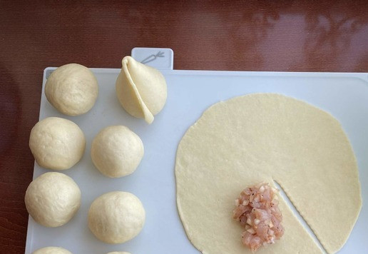 1. Этап. Самса Тюльпан: Тесто разделить на равные части. Я разделила на 16 частей по 60 гр каждая. Одну часть теста тонко раскатать в круг, диаметром примерно 20 см и сделать один надрез, от края к центру.