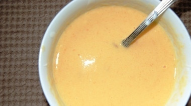 1. Этап. Рецепт запеканки из тыквы: А пока сделайте заливку. Смешайте сметану с пюре, сахаром, яйцами и крахмалом.