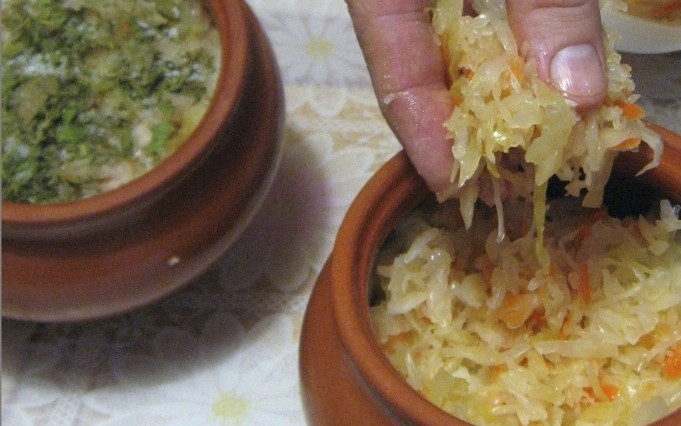 1. Этап. Картофель в горшочках в духовке: Сверху уложить капусту и присыпать зеленью.