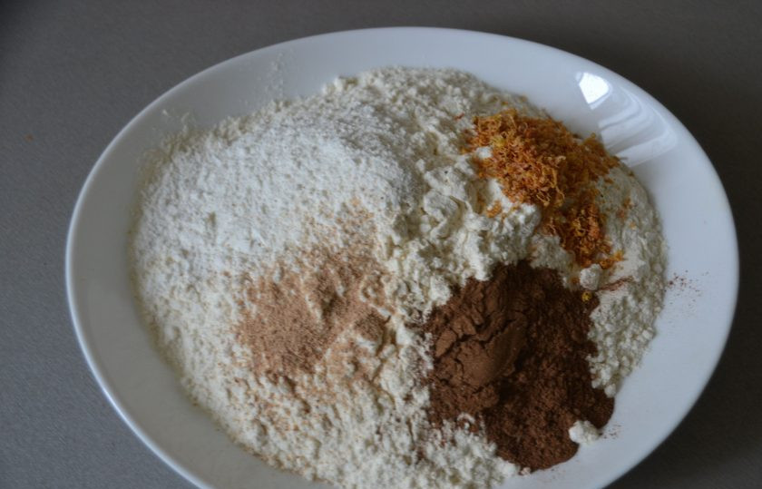 1. Этап. Самый простой морковный торт: Смешайте все остальные сухие ингредиенты: муку, корицу, разрыхлитель, лимонную цедру, мускатный орех.