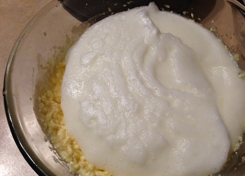 1. Этап. Неаполитанский чизкейк: 10. Белки взбиваем до пышной пены со щепоткой соли и добавим в смесь рикотты, манки и яиц. Аккуратно перемешиваем.