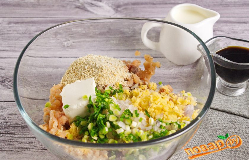 1. Этап. Митболы из индейки: В большой миске соедините фарш, тертый сыр, творожный сыр фета, измельченный репчатый лук и зеленый лук, уцхо-сунели, перец, соевый соус. Хорошо вымесите фарш до однородности.