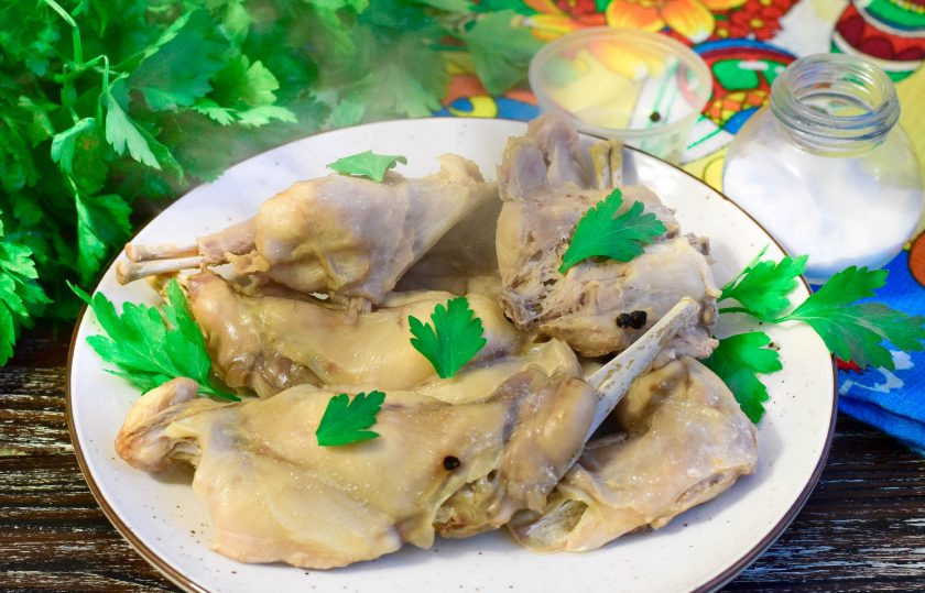 1. Этап. Кролик диетический в мультиварке: Выложите мясо кролика на блюдо и подайте его к столу. Приятного аппетита!